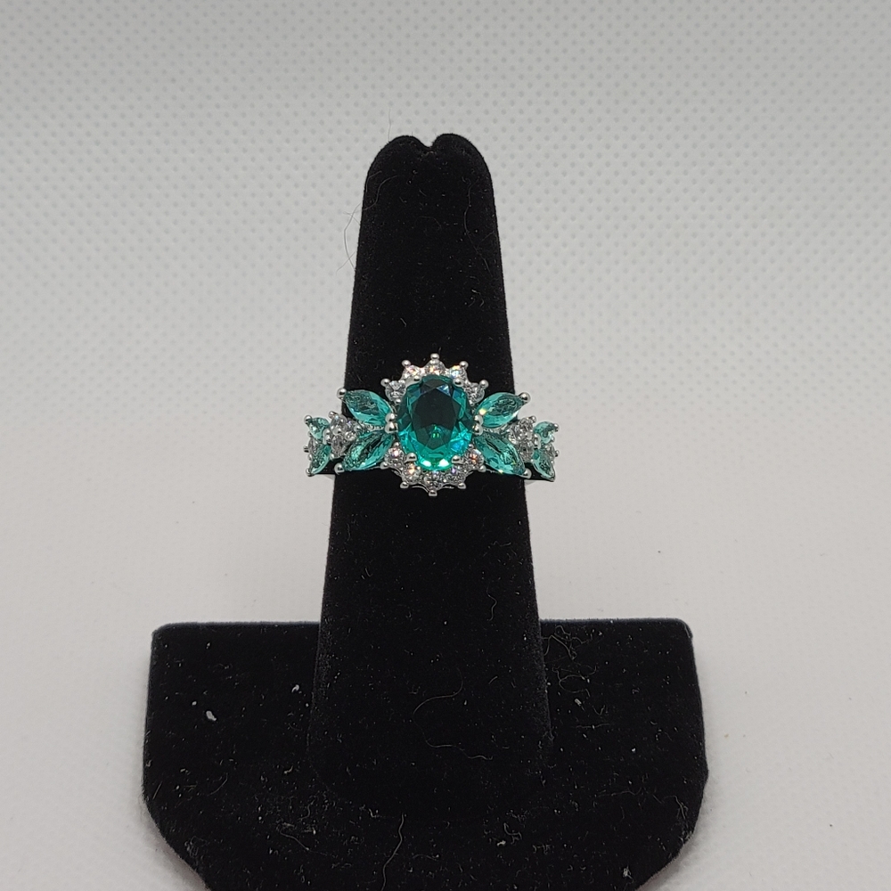 💍GORGEOUS💍STERLING SILVER GREEN CRYSTAL RING